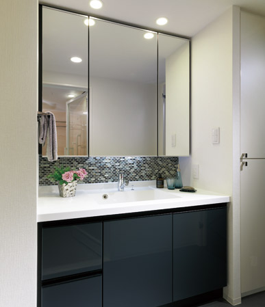 Bathing-wash room.  [bathroom] Amenity space stuck to the hotel like comfortable to use. The vanity is, Adopt a beautiful and functional three-sided mirror and Square bowl. It is a space of refined atmosphere decor elegant downlight.