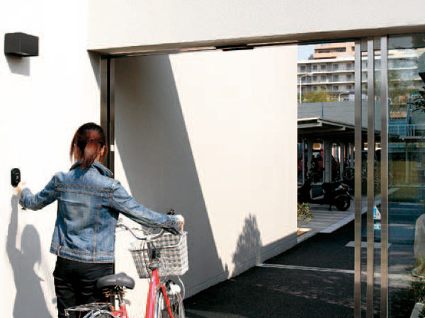 Security.  [Bike storage auto gate] Entrance of Bike storage is, Open only holding the dwelling unit of the key, Out is smooth auto door. (Same specifications)