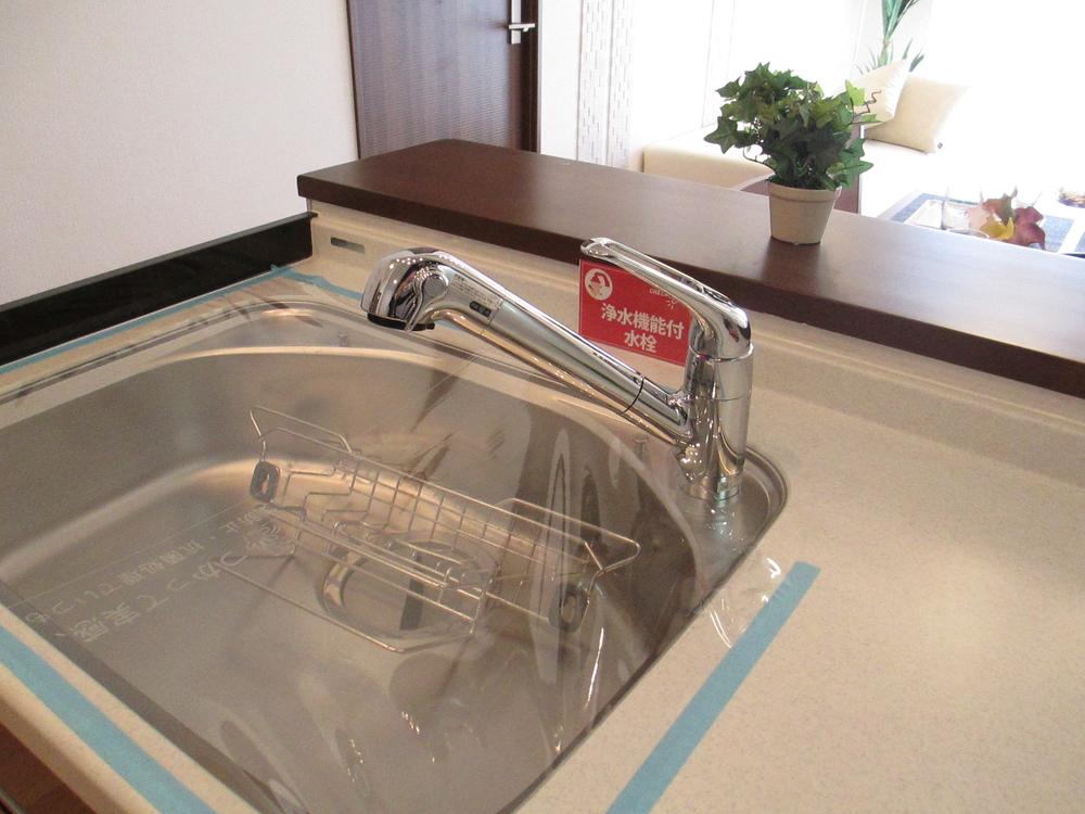 Kitchen. It is a single-lever faucet with a water purification filter.
