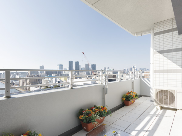 Spacious balcony of the depth of about 1.9m. Attractive (13th floor with no view unobstructed ・ 2013 January shooting)