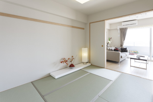 Japanese-style living and integrated access is possible to open the sliding door