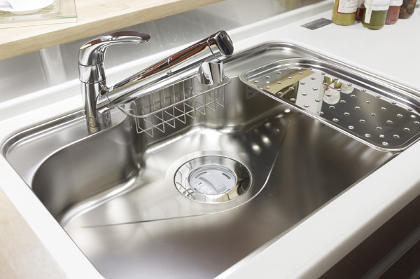 Equipped with a disposer and water purifier integrated hand shower faucet in the kitchen