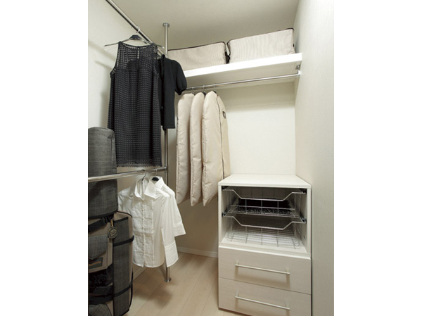 Interior.  [Walk-in closet] Golf bags and suitcases, etc., Storing large items also of Maeru large capacity. Including the walk-in closet, closet, Corridor material input, Futon also Maeru closet storage. It offers a wealth of space with a depth and height.