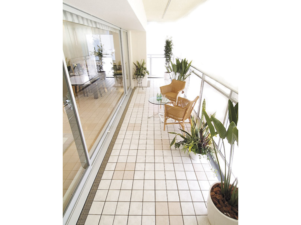 Living.  [balcony] Depth a balcony space of about 1.9m. It can also be used as open-minded outdoor living that leads to the indoor.  ※ In the apartment pavilion, Balcony of the equipment can be confirmed. (The room is different from the one of this sale)