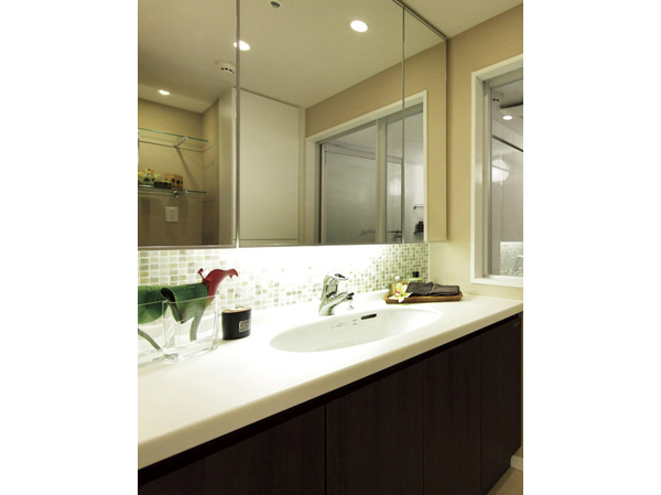 Bathing-wash room.  [Vanity which arranged the three-sided mirror] Set up a three-sided mirror that can be used as a glove compartment, such as cosmetics and toiletries in the bathroom vanity. The vanity bottom offers also space to accommodate and clean the health meter.
