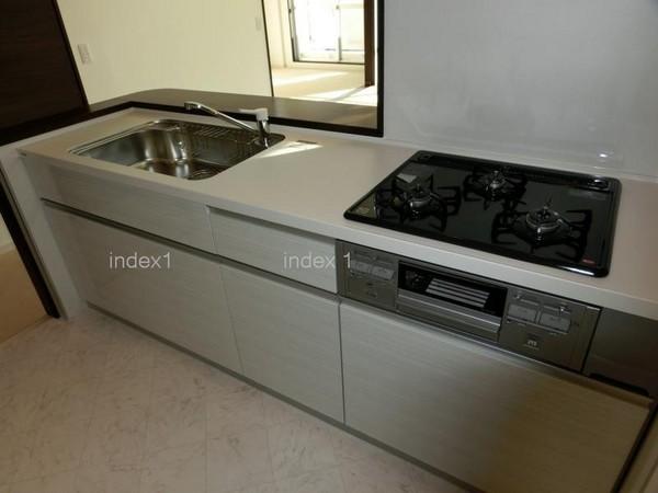 Kitchen. Spacious kitchen that get on your dishes in the 3-burner stove