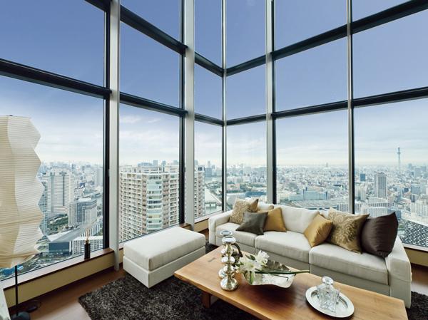 Living. View blows up to the sky by the panoramic window.