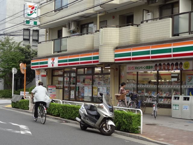 Convenience store. 80m until the Seven-Eleven (convenience store)