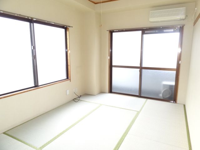 Living and room. Two-sided lighting is a Japanese-style room.