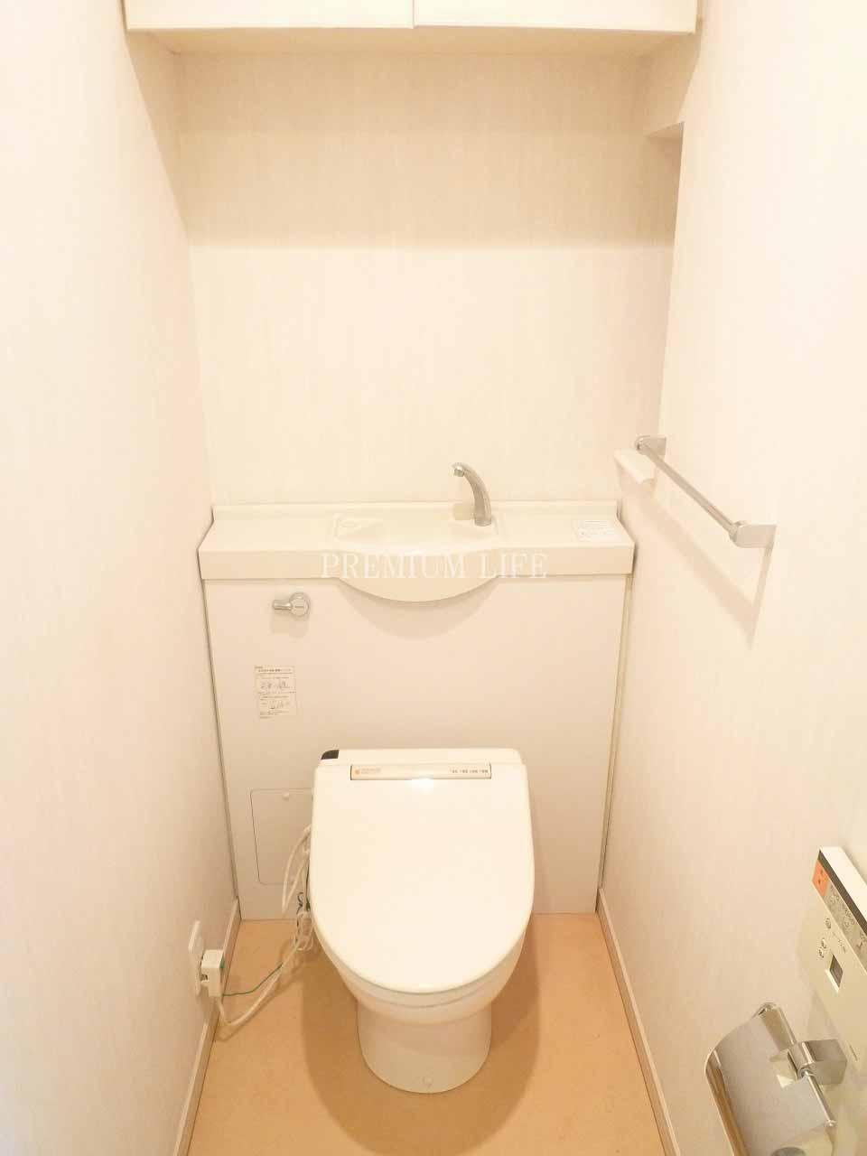 Toilet.  [toilet] Washlet with function. There is also a convenient storage rack to organize the fixtures.