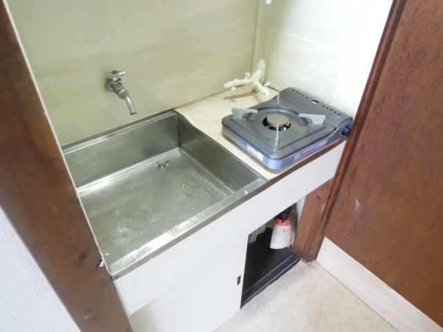 Kitchen. Gas stove can be installed