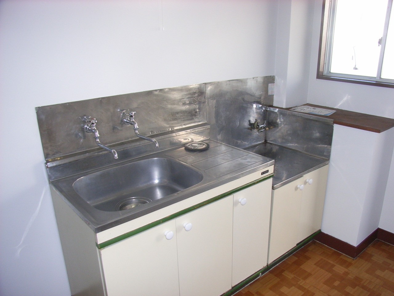 Kitchen. Gas stove installation Allowed