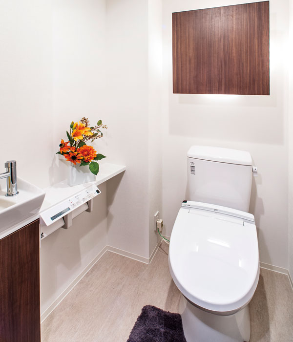 Toilet.  [toilet] Adopting the interior remote control with duplicate cigarettes device that can be operated in a reasonable attitude. Indirect lighting of the wall will produce a relaxing space.