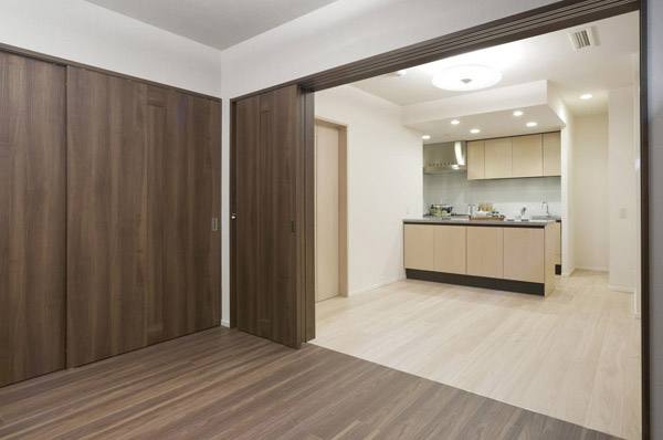 Other. Wall door that allows for flexible space planning ・ Adopt a sliding door. By opening and closing the door, As a wide space with a sense of unity the two rooms, It is possible to selectively use the space freely or as a private room