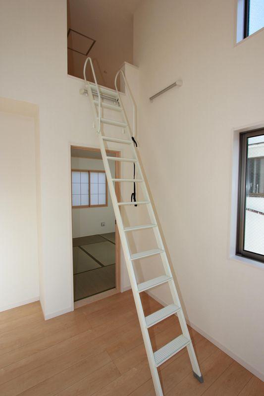 Living. It has adopted a loft and stairwell, It becomes a spacious space.