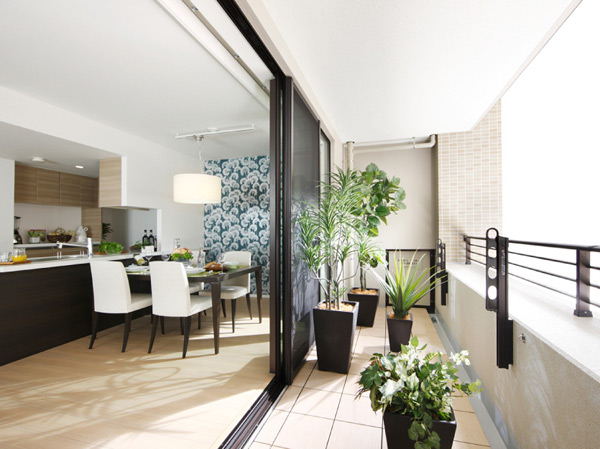 Living.  [balcony] Is high sash extending to the ceiling near, The moments that gather the family to those richer, Tsukuridashimasu full of bright and airy space.  ※ High sash dwelling unit is 75Eg, 75E, 70FLg, 70FL, 70FRg, 70FR, 70GLg, 70GL, 70GRg, 70GR, 80Hg, 80H type only. We will follow the management contract when using the balcony.