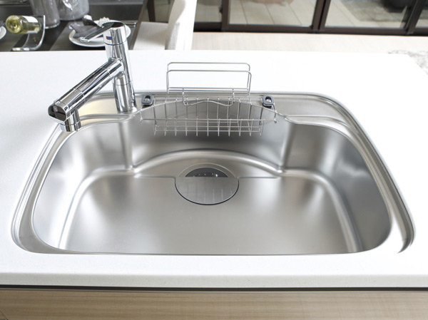Kitchen.  [Center pocket sink] Silent type fitted with a material to reduce vibration. Sponge and detergents have also equipped put wire pocket.