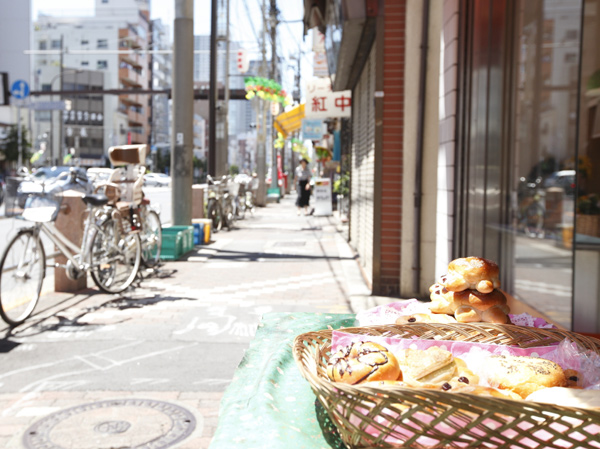 Surrounding environment. Lined with more than 90 shops, Shopping street to show the character as a temple town of Kameido Tenjin, Many folksy shops, Refreshments ・ No shortage in cafe. (Kameido Tenjin shopping street / About 750m ・ A 10-minute walk)