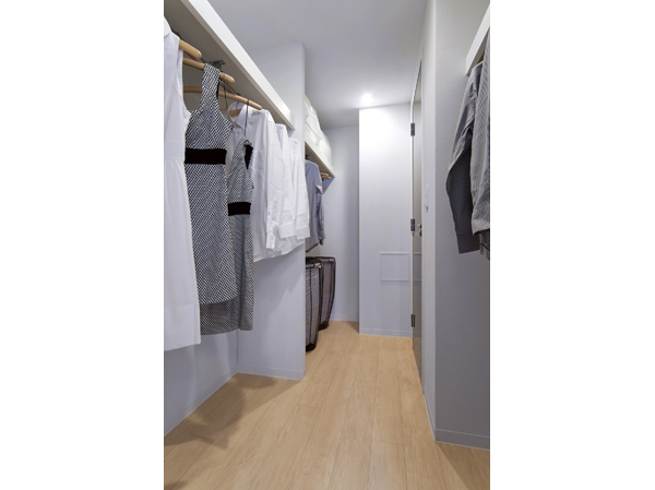 Large capacity of a walk-in closet (70I type)