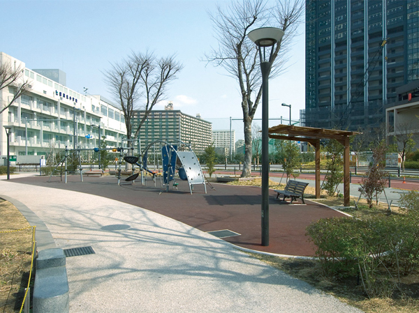 Surrounding environment. Toyosu Third Street Park (2-minute walk from the local ・ About 120m)