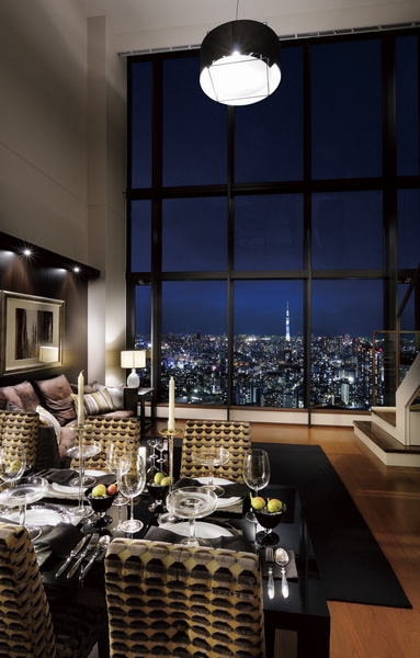 LD with views of the Tokyo Sky Tree (120TN type (maisonette plan) ・ Building in the model room. 2012.8, 43 floor shooting)