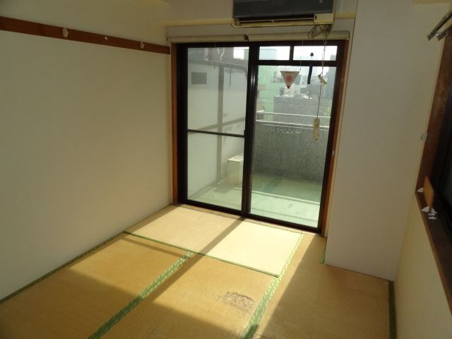 Living and room. Japanese-style room 6 quires.