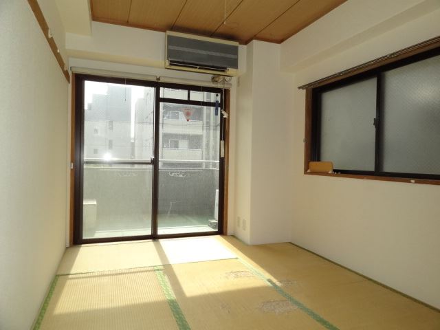 Living and room. Japanese-style room 6 quires.