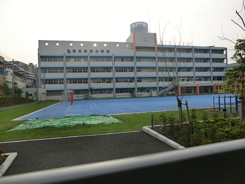 Primary school. Fifth sand the town until the elementary school 389m