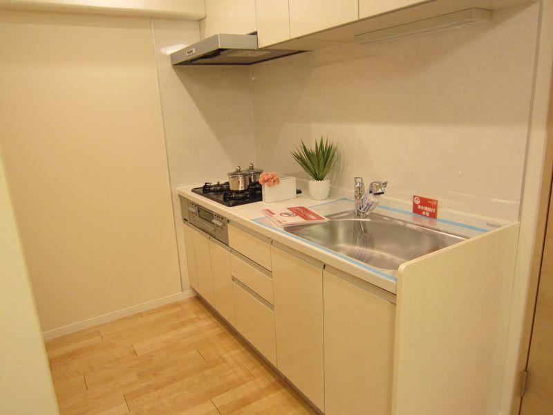 Kitchen. Popular system kitchen storage enhancement