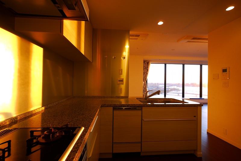 Kitchen. Sunset in the Bay Area, Kitchen overlooking the write-up Rainbow Bridge in front, Kitchen is the special seat of the night view.