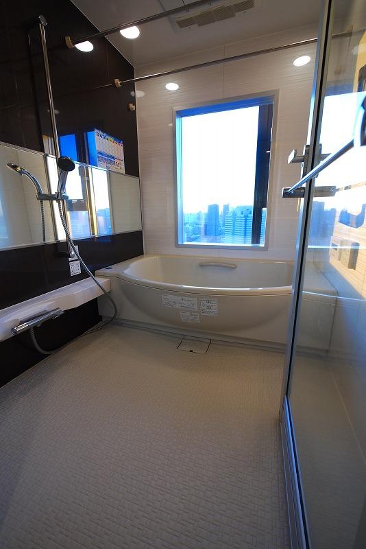 Bathroom. 1620 spacious bathroom of size. Tokyo Tower, You can have any bath with views of the Rainbow Bridge.