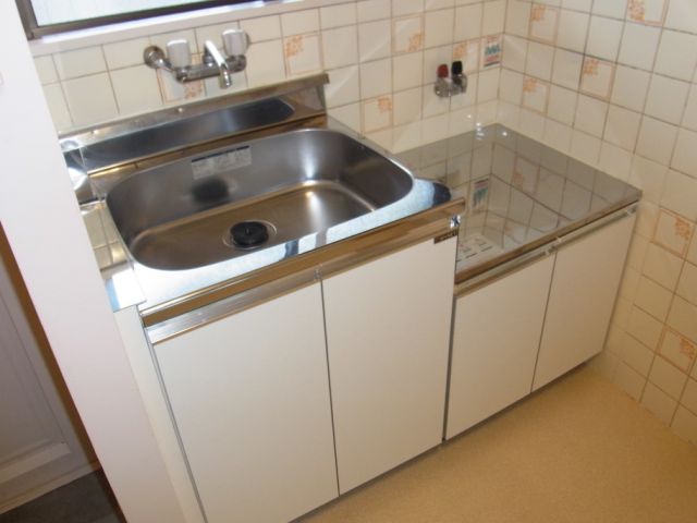 Kitchen. Gas stove can be installed