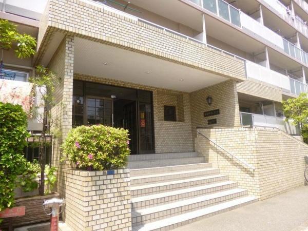 Entrance. Entrance with a handrail before ・ Stairs