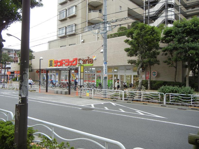 Drug store. The 400m-store up to San drag There is also a 100 yen shop.