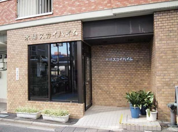 Entrance.  [Arrive in 1 minute train station walk! ] Commute ・ Convenient Good location property to go to school.