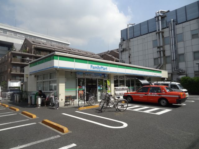 Convenience store. 340m to Family Mart (convenience store)