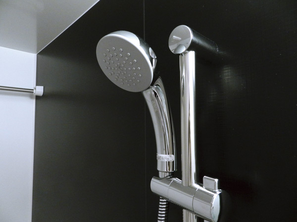 Bathing-wash room.  [Slide shower bar] The height of the shower ・ Angle has installed an adjustable slide bar.