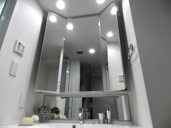 Bathing-wash room.  [Three-sided mirror with vanity] And a convenient three-sided mirror and care to suit mirror easy to square type wash basin, Abundant storage. Specification is friendly at any time comfortably use family.