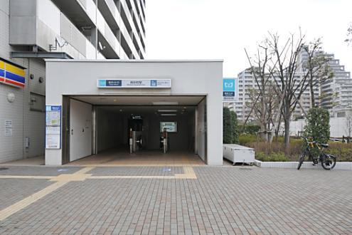 Other local. Metro Tozai Line "Minamisunamachi" a 14-minute walk from the train station