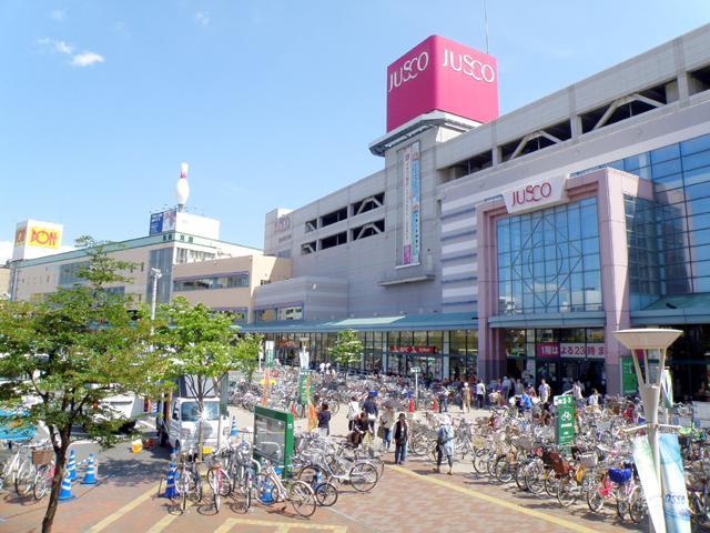 Shopping centre. 420m to topics Lek Plaza