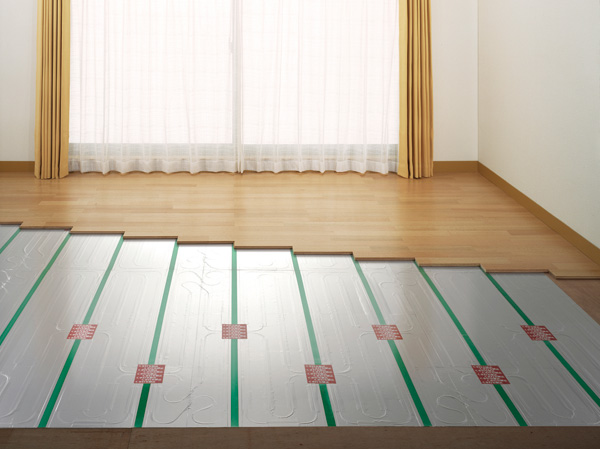Living.  [TES hot-water floor heating to warm the entire room from the feet] Not pollute the air, Living the TES hot-water floor heating to warm the room in the cozy warmth of Zukansokunetsu ・ It has been adopted in the dining. (Less than, Amenities are the same specification)