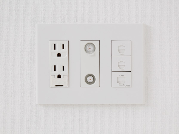 Other.  [Multi-media outlet that can be neat wiring] living ・ In the dining and Western-style, Power outlets, TV and the Internet, Aggregate the outlet of the phone to one of the panel. Matomarimasu wiring class is and clean.