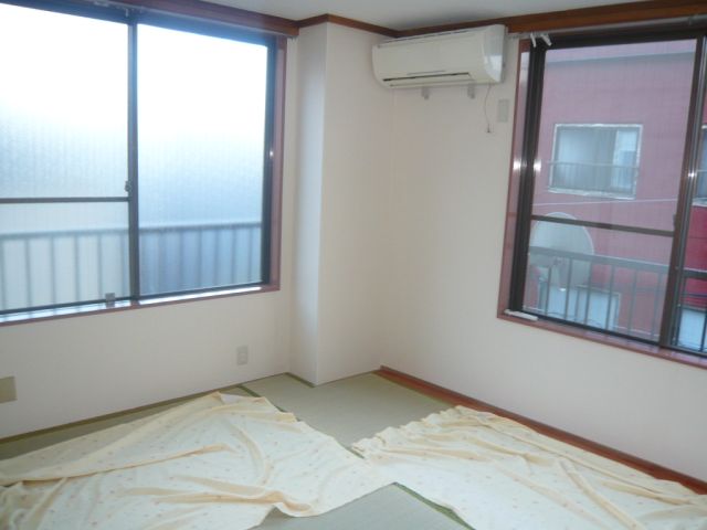 Living and room. It is a corner room