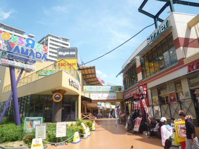 Shopping centre. 603m to San Street (shopping center)