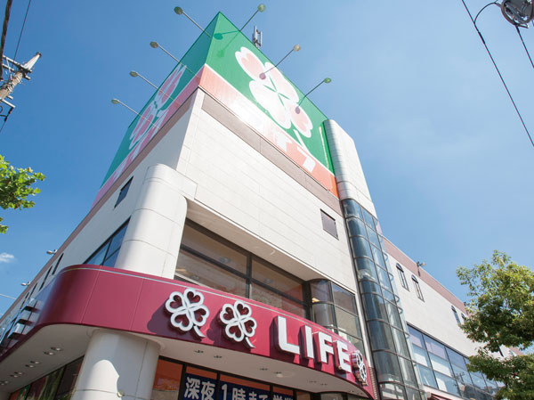 Surrounding environment. Life Shenzhen Sarue store (about 640m ・ An 8-minute walk)