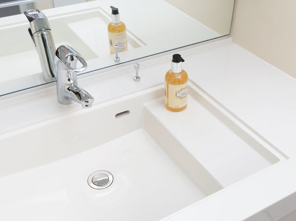 Bathing-wash room.  [Step with integrated bowl] It was provided with a space to put a like wet cups and soap in the sink bowl. Keep the counter clean, Saving you the hassle of cleaning.