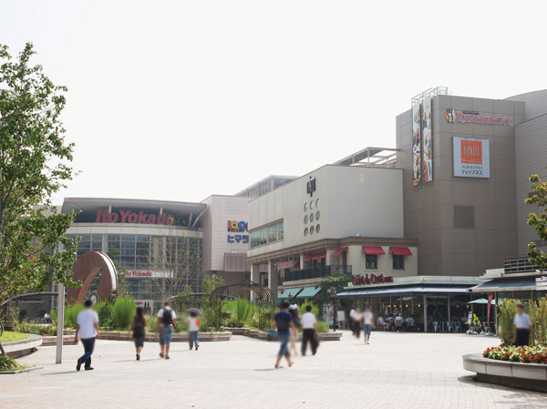 Surrounding environment. "Shenzhen Gyazaria" Business ・ shopping ・ Toiletries coexistence. And intelligent group of buildings, including the high-rise office building, "Ito-Yokado Kiba store", "109 Cinemas Kiba", Restaurant and fitness club has been configured in such as Plaza building, which was integrated is complex. (Shenzhen Gyazaria / About 590m ・ An 8-minute walk)