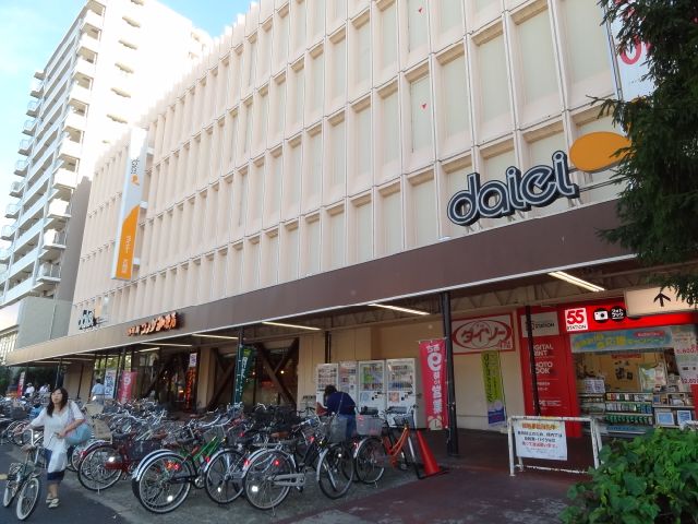 Shopping centre. 680m to Daiei (shopping center)