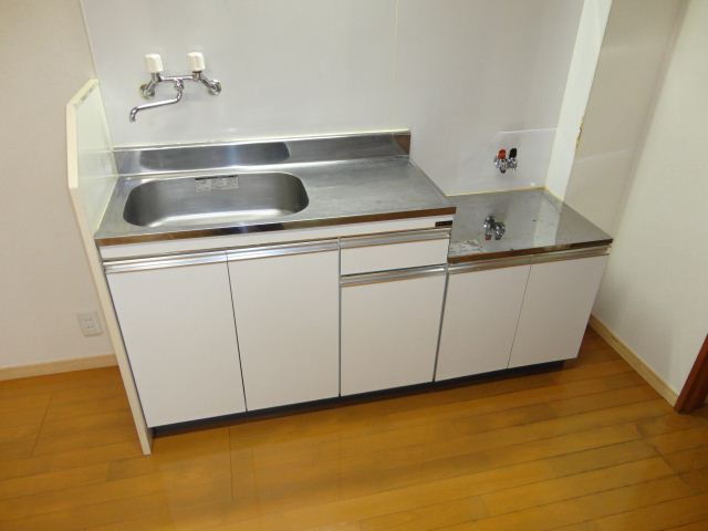 Kitchen. Gas stove can be installed