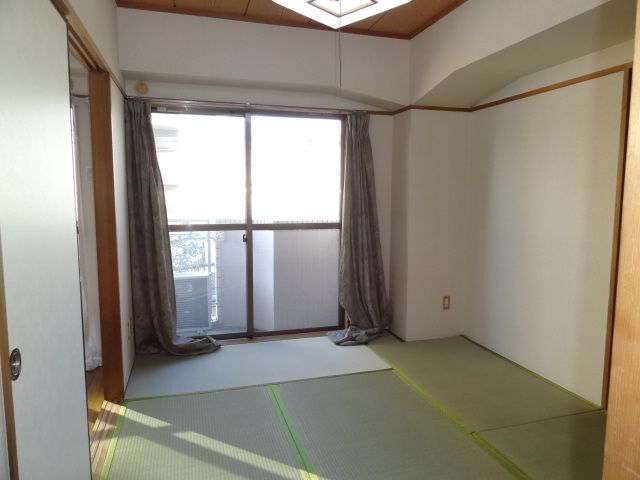 Living and room. 6 is a tatami mat Japanese-style room. 